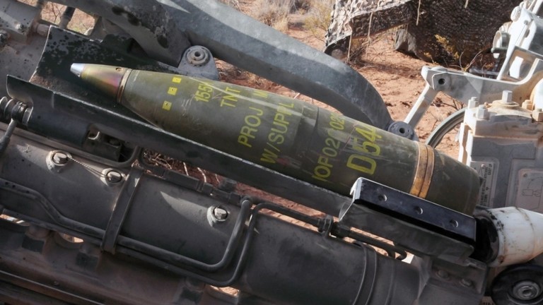 Một quả đạn cỡ 155mm được vào bên trong lựu pháo M777 Howitzer do Mỹ sản xuất. Ảnh: US Army