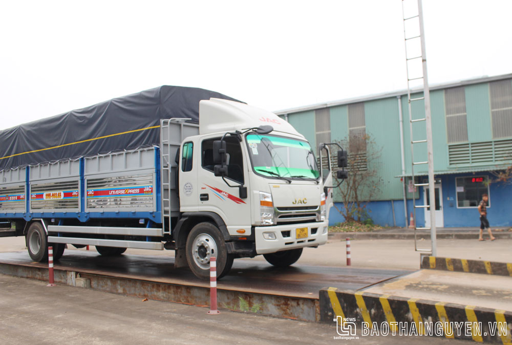 Xe vận chuyển rác thải công nghiệp từ các nguồn thải về Nhà máy xử lý chất thải Anh Đăng để xử lý.