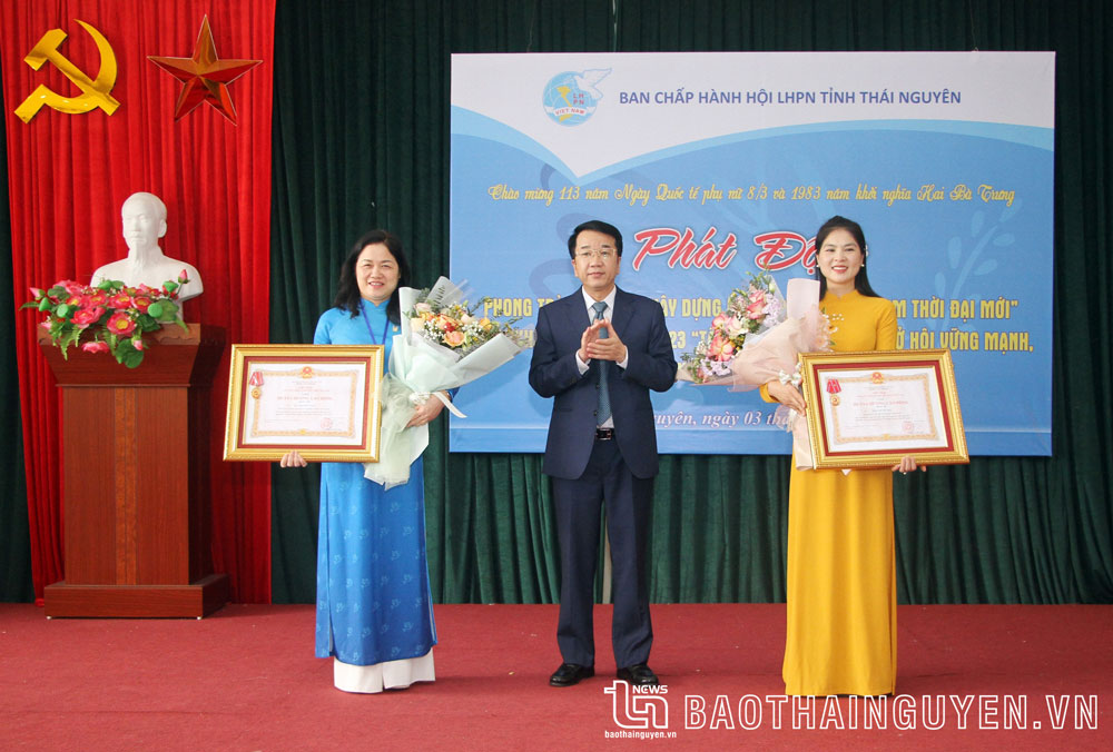Đồng chí Phó Chủ tịch UBND tỉnh trao Huân chương Lao động hạng Nhì, hạng Ba tặng 2 cá nhân.
