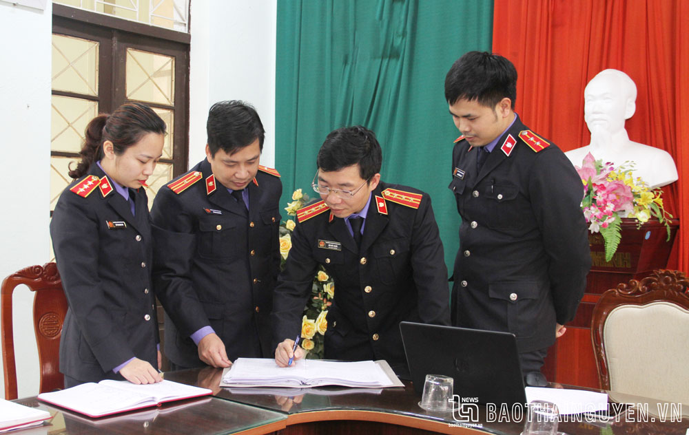 Lãnh đạo Viện Kiểm sát nhân dân huyện Định Hóa trao đổi nghiệp vụ với cán bộ, kiểm sát viên.