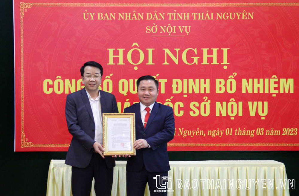 Đồng chí Phó Chủ tịch UBND tỉnh Nguyễn Thanh Bình trao Quyết định bổ nhiệm cho đồng chí Nguyễn Anh Tuấn (bên phải).