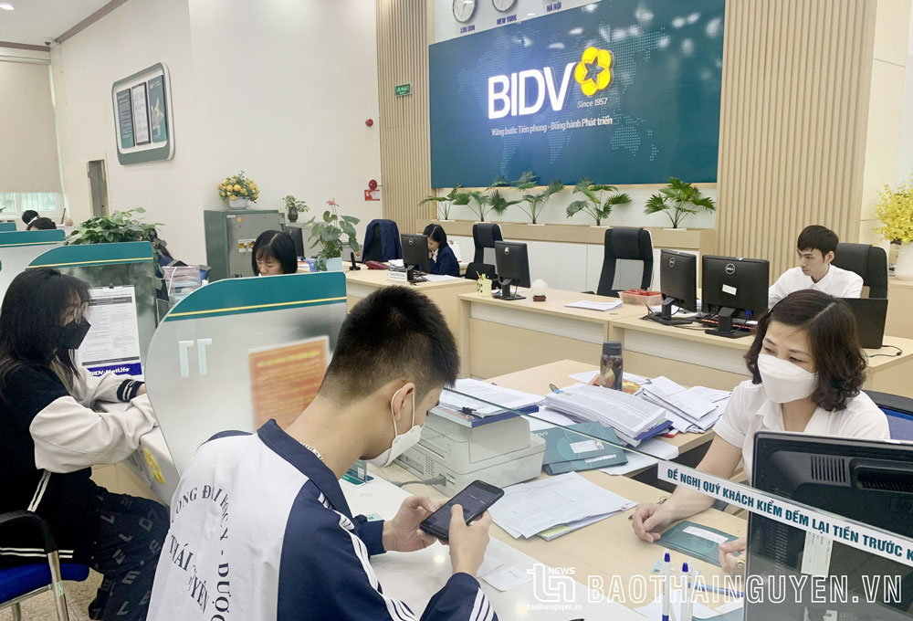 Nhân viên Ngân hàng TMCP Đầu tư và Phát triển (BIDV) Chi nhánh Thái Nguyên hướng dẫn khách hàng các thao tác chuyển khoản trên thiết bị di động.