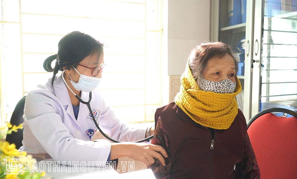 Cùng với việc kiểm soát các bệnh mạn tính, người cao tuổi cũng cần được chăm sóc sức khỏe tâm thần. Trong ảnh: Bác sĩ Bệnh viện Trung ương Thái Nguyên khám sức khỏe toàn diện cho người cao tuổi.