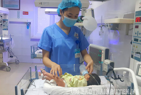 Điều dưỡng viên Bệnh viện A Thái Nguyên chăm sóc trẻ sơ sinh.