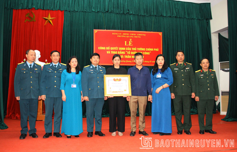 Đại diện Quân chủng Phòng không Không quân, Sư đoàn 371 và các cơ quan, đơn vị của tỉnh, TP. Thái Nguyên chụp ảnh cùng gia đình Liệt sĩ Trần Ngọc Duy.