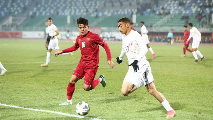 Pha tranh bóng giữa các cầu thủ đội tuyển U20 Việt Nam (áo đỏ) và các cầu thủ U20 Quatar.
