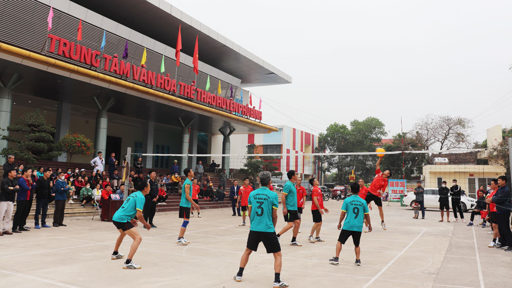 Trận thi đấu bóng chuyền hơi nam giữa đội xã Điềm Thụy và đội xã Bàn Đạt.