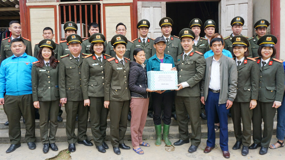 Các đơn vị phối hợp trồng 2.000 cây quế và trao tặng phần quà trị giá 2 triệu đồng cho gia đình ông Bàn Tiến Phong, xóm Đồng Đình, xã Kim Phượng (Định Hoá).