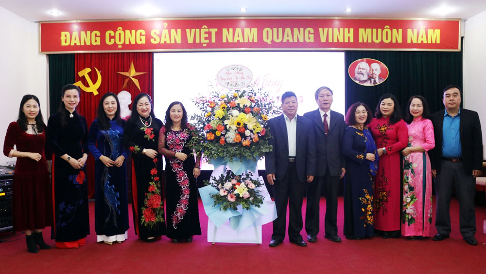 Các đồng chí lãnh đạo Sở KH&CN tặng hoa chúc mừng Hội Nữ tri thức tỉnh Thái Nguyên nhân kỳ niệm 113 năm Ngày Quốc tế phụ nữ 8-3.