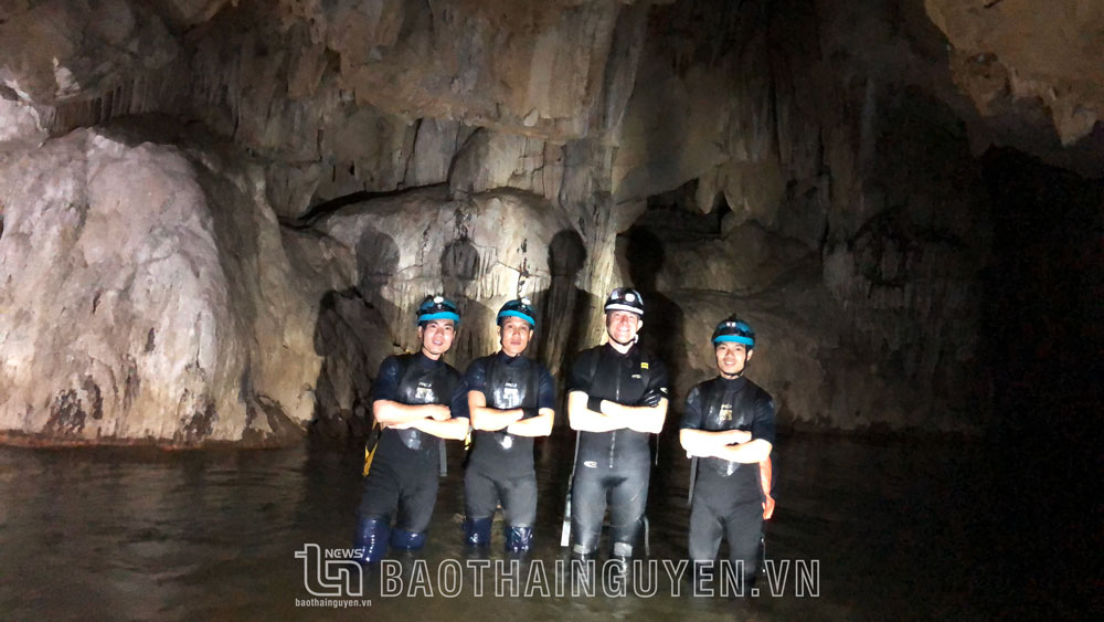 Các thành viên đoàn trước giờ thám hiểm hang động.