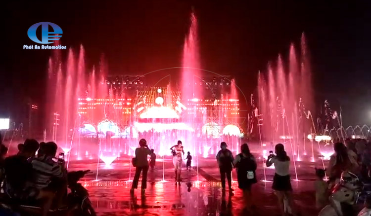 Người dân tại quảng trường Phổ Yên, Thái Nguyên thích thú với nhạc nước âm sàn do Công ty cổ phần XDTM & DV Phát An thiết kế và thi công.
