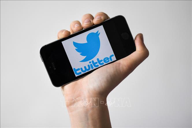 Biểu tượng Twitter trên màn hình điện thoại. Ảnh minh họa: AFP/TTXVN