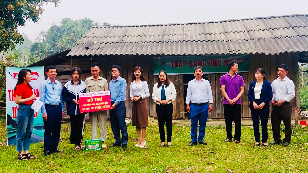 Các tổ chức, đơn vị, doanh nghiệp, nhà hảo tâm tặng kinh phí, hiện vật cho gia đình ông Hoàng Văn Lâm.