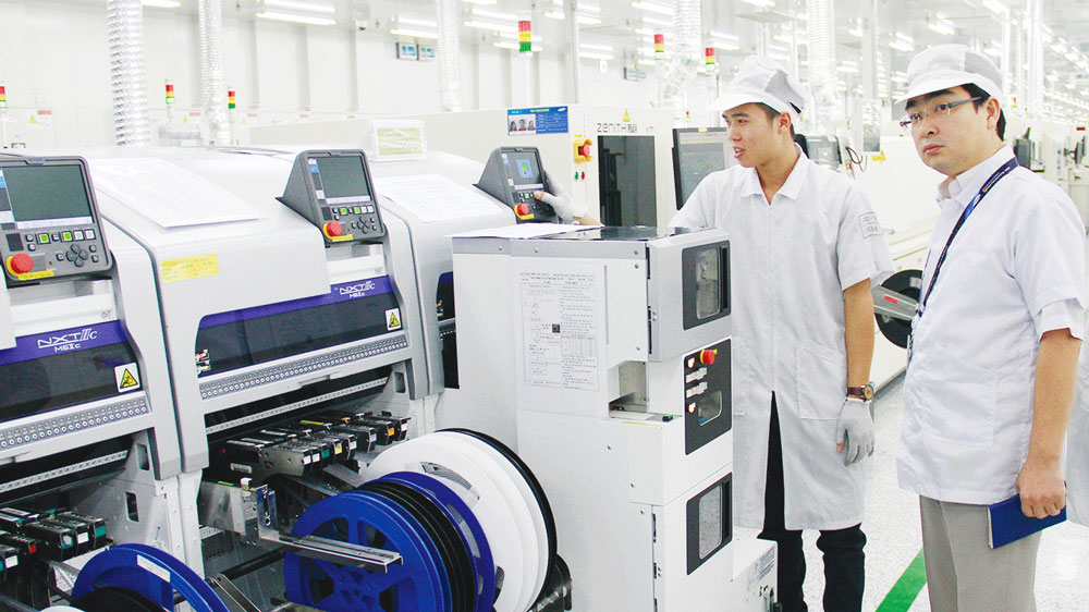 Sản xuất linh kiện điện tử tại Công ty TNHH Samsung Electronics Việt Nam - Thái Nguyên. Ảnh: M.H