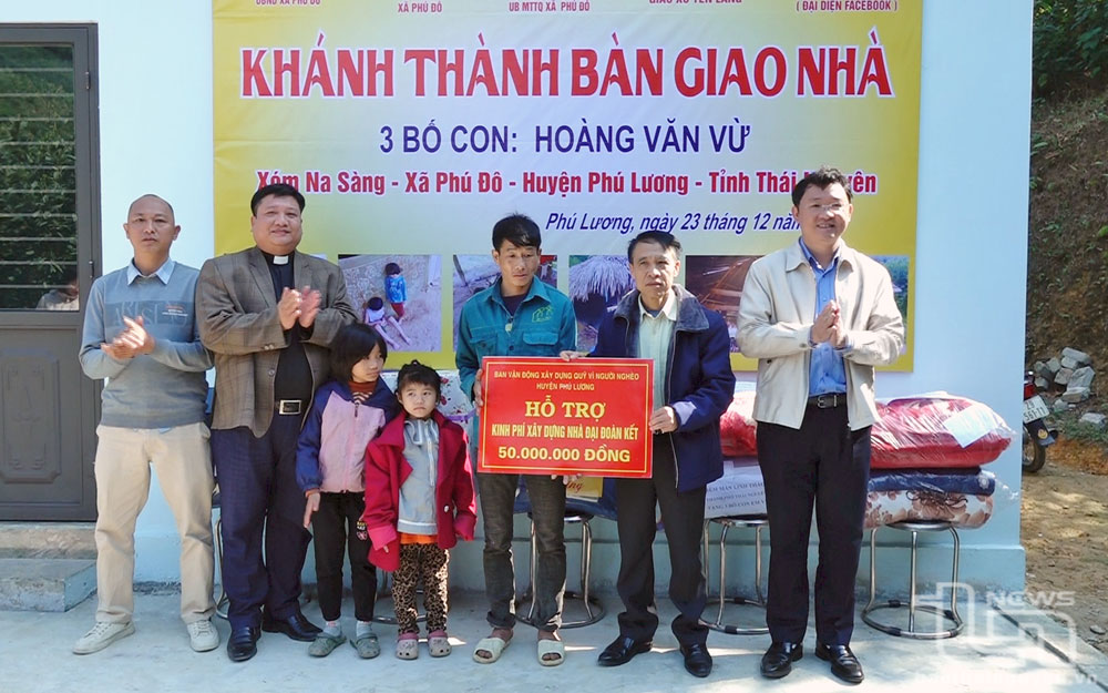 Lãnh đạo huyện Phú Lương và nhà hảo tâm trao tiền hỗ trợ xóa nhà ở tạm cho một hộ dân ở xã Phú Đô.