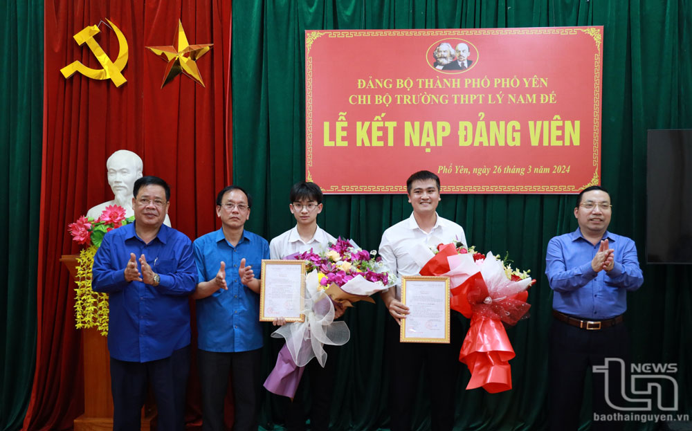 Kết nạp Đảng cho giáo viên và học sinh Trường THPT Lý Nam Đế.