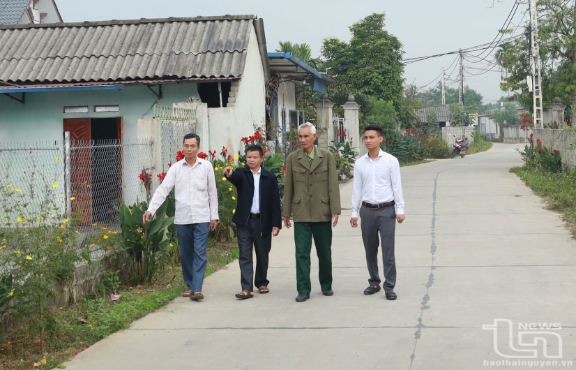 Là đảng viên nên đồng chí Nguyễn Văn Bảy, Trưởng xóm Hà, xã Phúc Thuận (ngoài cùng bên trái), triển khai kịp thời chủ trương của Đảng, chính sách, pháp luật của Nhà nước đến người dân.
