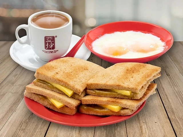 Cách thưởng thức truyền thống là đập trứng chín mềm vào tô, thêm nước tương, hạt tiêu trắng cho vừa ăn rồi nhúng bánh mì nướng kaya vào trước khi thưởng thức