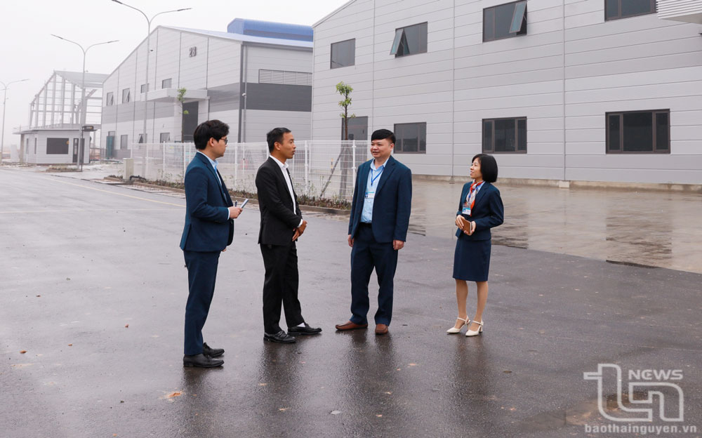 Cán bộ Ban Quản lý các KCN tỉnh nắm bắt tình hình triển khai Dự án đầu tư xây dựng nhà xưởng, kho bãi cho thuê của Công ty CP Thương mại Logistics Nam Việt tại KCN Sông Công II.