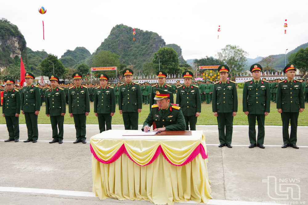 Đại diện các đơn vị thuộc Sư đoàn Bộ binh 346 ký kết thi đua trong huấn luyện năm 2024.