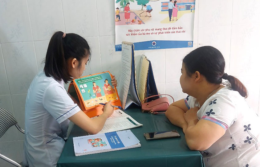 Cán bộ Trạm Y tế xã Bảo Linh (Định Hóa) tư vấn cho phụ nữ đang nuôi con nhỏ.