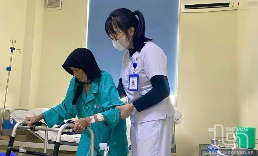 Nhân viên của Bệnh viện Đa khoa Yên Bình Thái Nguyên tập phục hồi cho bệnh nhân 89 tuổi sau phẫu thuật thay khớp háng.