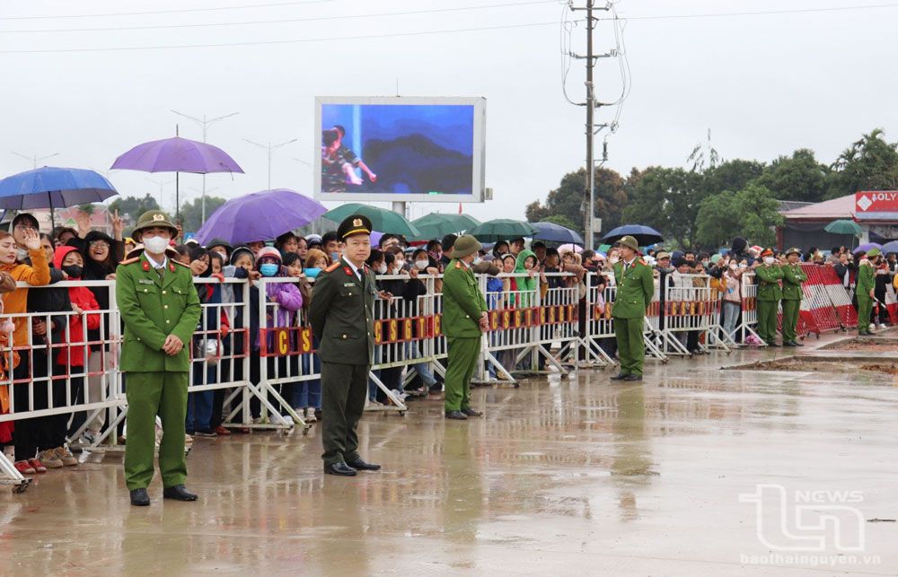 Cán bộ, chiến sĩ Công an huyện Phú Bình làm nhiệm vụ đảm bảo an ninh trật tự tại Lễ giao nhận quân năm 2024 của huyện Phú Bình.