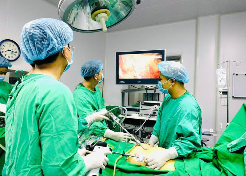 Các y, bác sĩ Bệnh viện C Thái Nguyên phẫu thuật nội soi cắt đoạn đại tràng nối cho người mắc ung thư đại trực tràng.