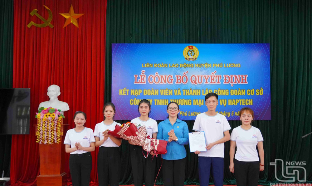 Đại diện Liên đoàn Lao động tỉnh trao Quyết định kết nạp đoàn viên và thành lập Công đoàn Công ty TNHH Thương mại Dịch vụ HAPTECH (Phú Lương).