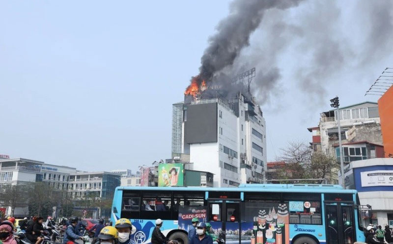 Cháy nhà cao tầng tại khu vực ngã bảy Ô Chợ Dừa, quận Đống Đa, thành phố Hà Nội.