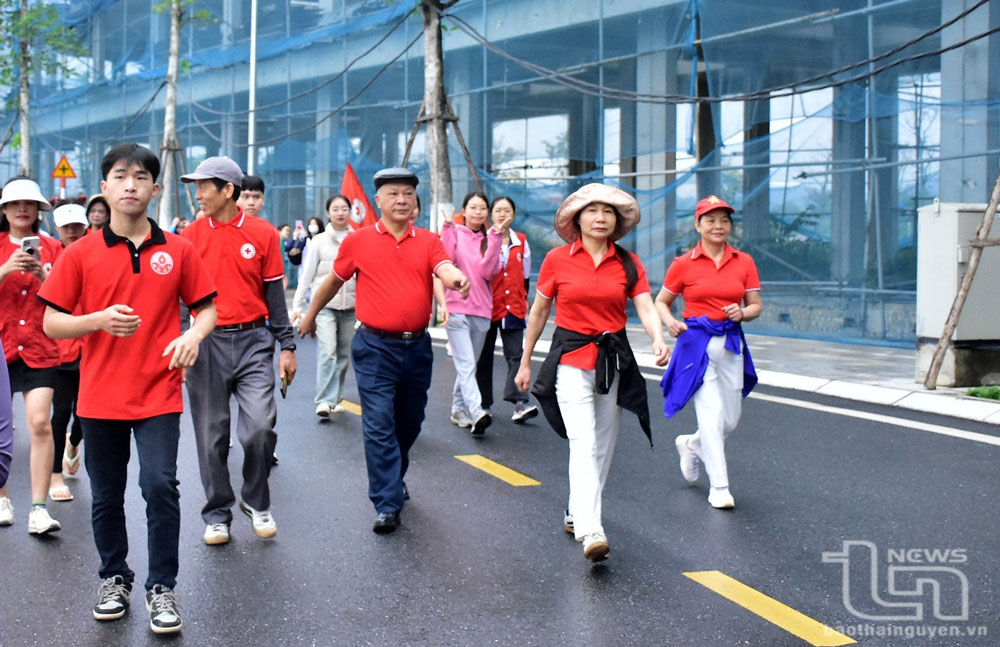 Các vận động viên hưởng ứng Chương trình “Triệu bước chân nhân ái” do Hội Chữ thập đỏ tỉnh phát động.