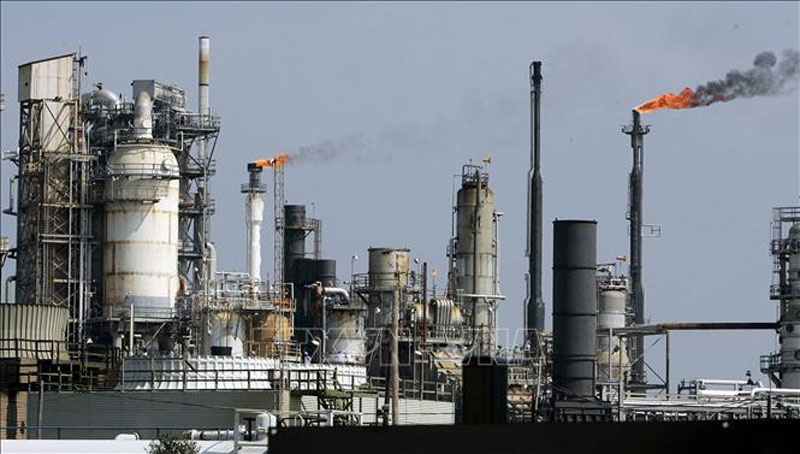 Một nhà máy lọc dầu ở Texas, Mỹ. Ảnh: AFP/TTXVN