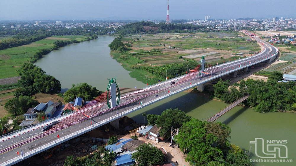 Người dân xã Huống Thượng (TP. Thái Nguyên) khai thác hiệu quả nguồn tài nguyên nước sông Cầu trong thâm canh rau màu để nâng cao thu nhập. Ảnh: Mạnh Hùng