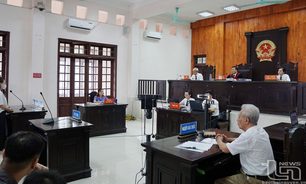 Luật sư Nguyễn Mạnh An tham gia tố tụng để bào chữa, bảo vệ quyền lợi cho các bị cáo tại một phiên tòa.