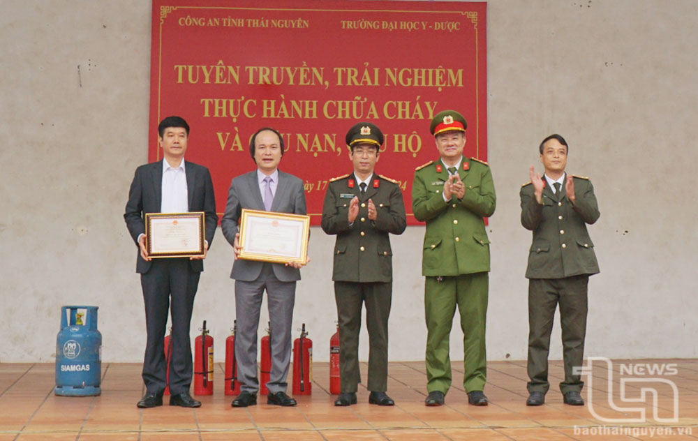 Lãnh đạo Trường Đại học Y - Dược Thái Nguyên nhận Bằng khen và Quyết định của UBND tỉnh.
