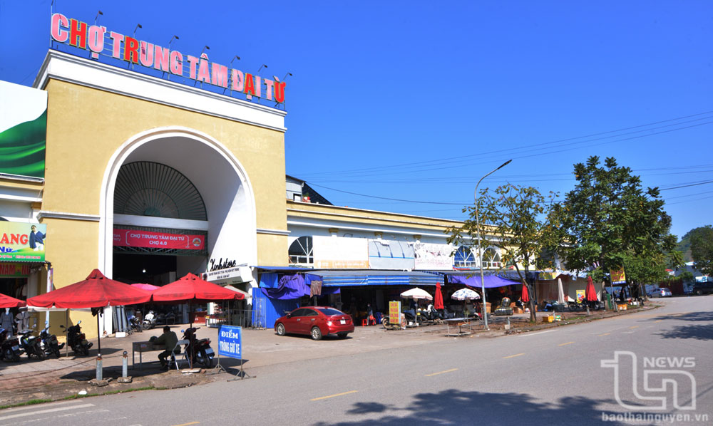 Chợ trung tâm thị trấn Hùng Sơn được đầu tư xây dựng khang trang.