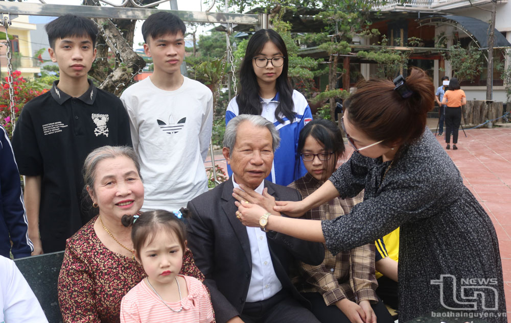 Các thành viên trong gia đình bà Nguyễn Thị Thắng (tổ dân phố An Châu, phường Mỏ Chè, TP. Sông Công) luôn dành thời gian ở bên nhau mỗi ngày.