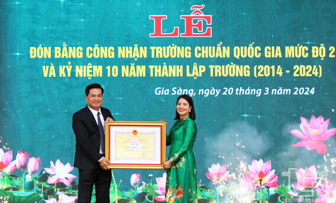 Đồng chí Phó Chủ tịch UBND tỉnh Lê Quang Tiến trao Bằng công nhận Trường chuẩn Quốc gia mức độ 2 cho Hiệu trưởng Nhà trường.