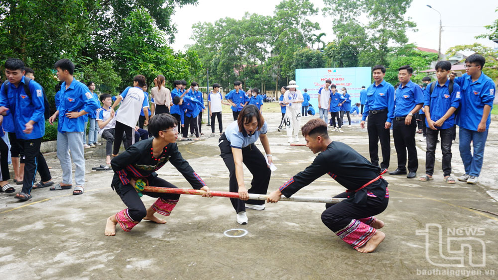 Đoàn viên, thanh niên tham gia trò chơi dân gian tại Ngày hội thanh niên dân tộc thiểu số và tín đồ tôn giáo tại Phú Lương.