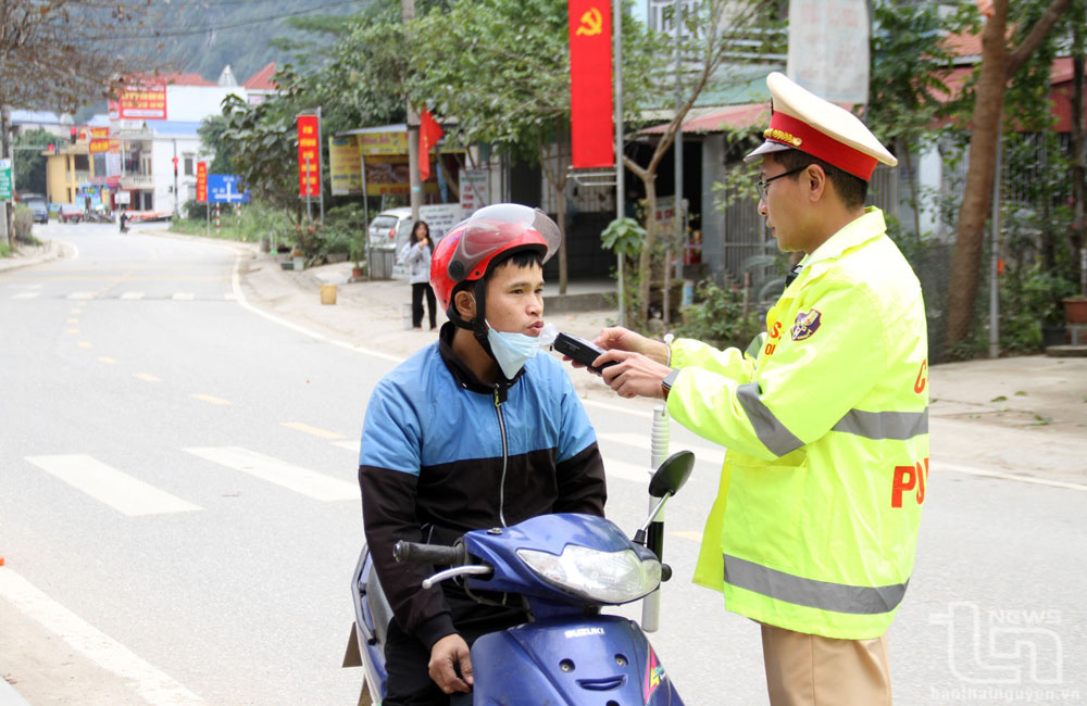 Lực lượng Cảnh sát giao thông Công an huyện Định Hóa kiểm tra nồng độ cồn của người điều khiển phương tiện giao thông.