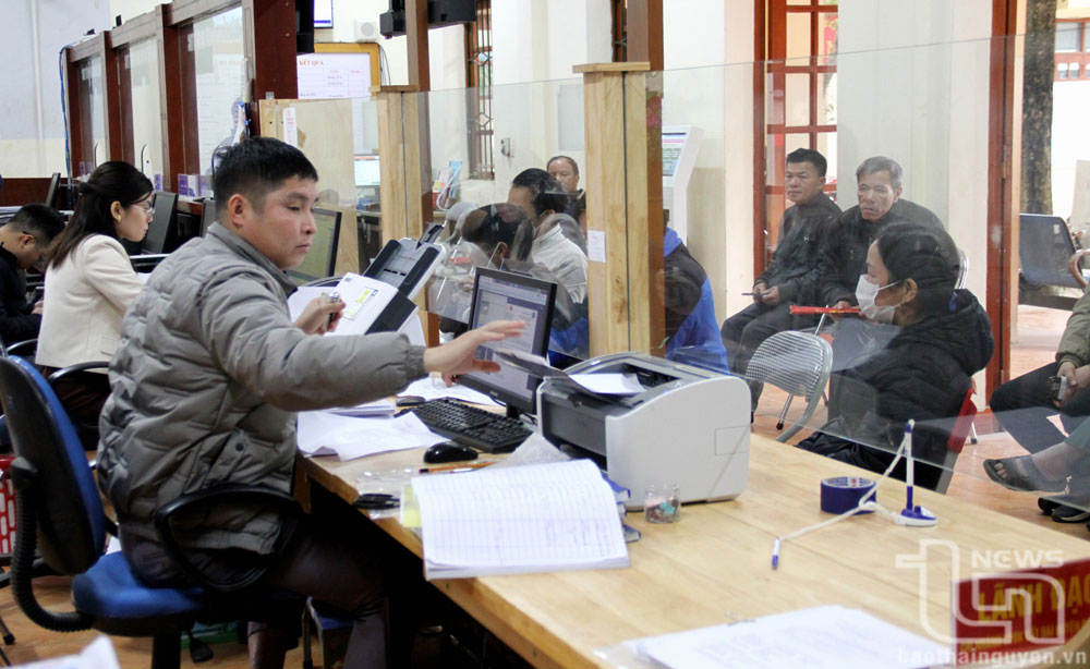 Được đào tạo bài bản, rèn luyện thường xuyên nên cung cách và thái độ làm việc, phục vụ nhân dân của cán bộ huyện Định Hóa ngày càng chuyên nghiệp.