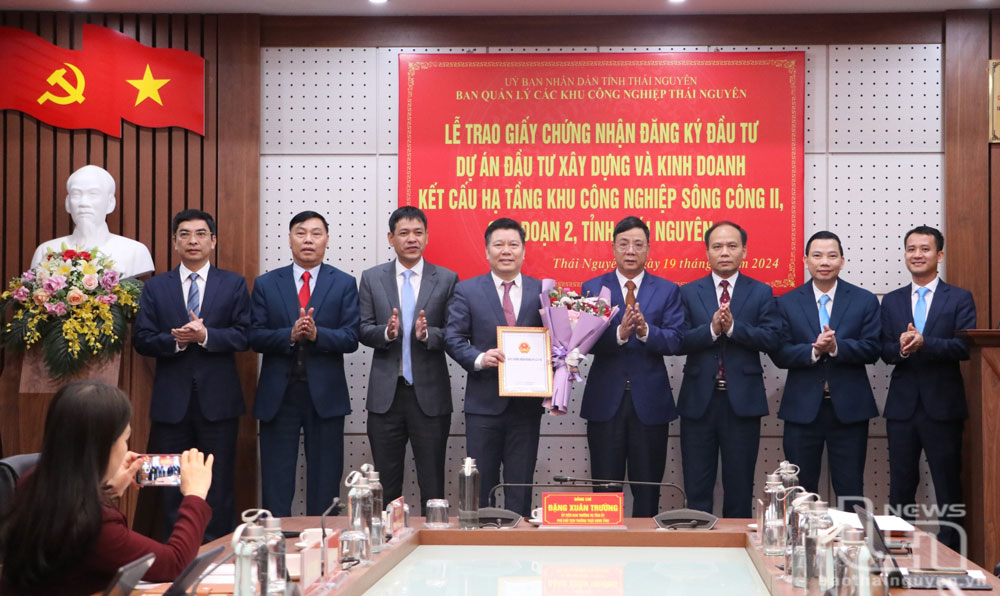太原省人民委员会常务副主席邓春长和省工业园区管委会领导为Viglacera太原股份公司代表颁发投资许可证。