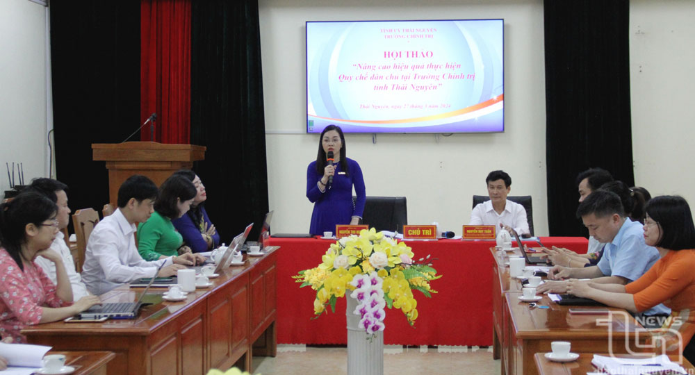 Đồng chí Nguyễn Thu Huyền, Hiệu trưởng Trường Chính trị tỉnh, phát biểu tại Hội thảo.