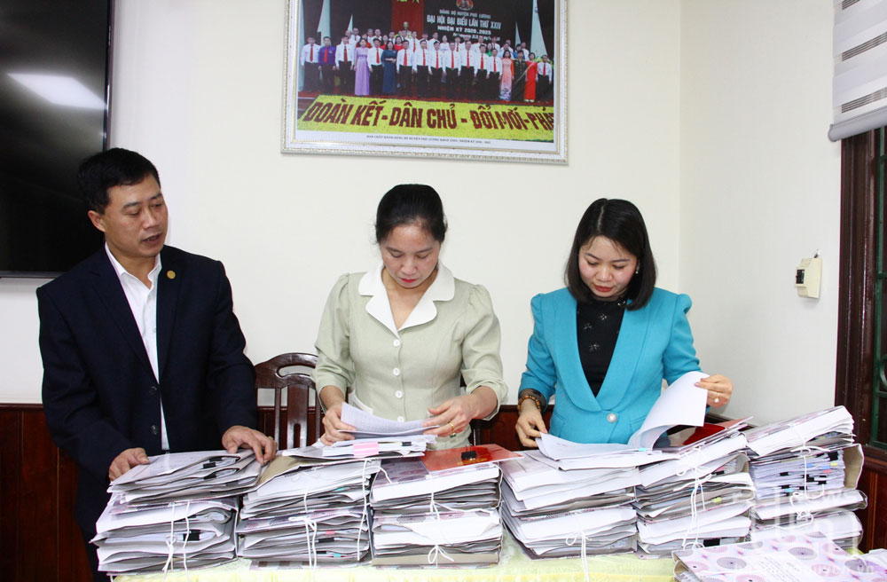 Các thành viên trong Đoàn kiểm tra hồ sơ liên quan tại Huyện ủy Phú Lương.