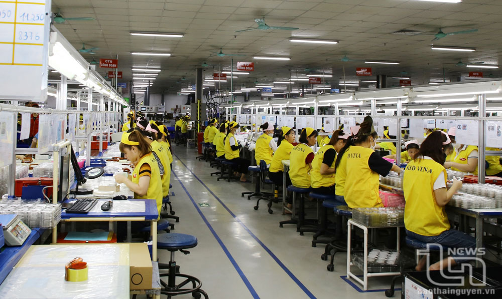 외국인직접투자 자본 기업은 주로 타이응우옌의 산업 생산가치에 기여한다. 사진은 디엠투이(Điềm Thụy)산업단지에 위치한KSD VINA 유한책임회사에서 전자부품 생산하고 있다.
