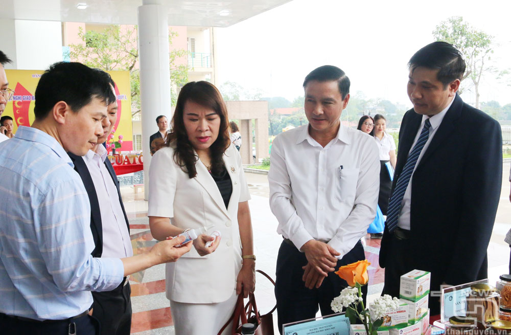 Các đại biểu tại khu trưng bày sản phẩm nghiên cứu khoa học của Trung tâm Đào tạo, tư vấn và chuyển giao công nghệ, Trường Đại học Khoa học.