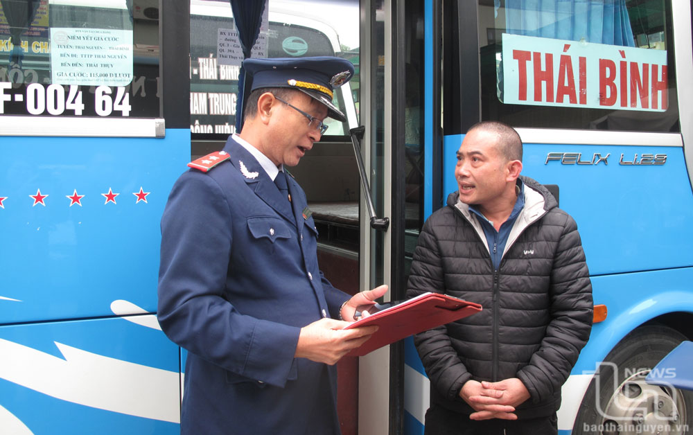 Lực lượng Thanh tra giao thông kiểm tra các giấy tờ và điều kiện khác của xe khách trước khi xuất bến.