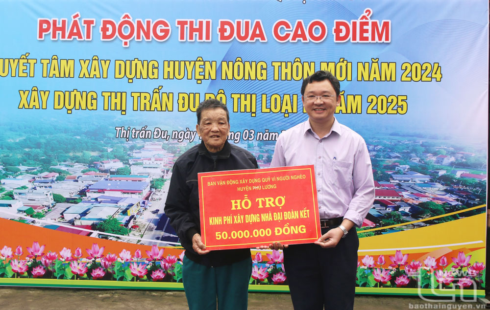 Lãnh đạo huyện Phú Lương trao kinh phí hỗ trợ xây nhà cho gia đình có hoàn cảnh khó khăn về nhà ở.