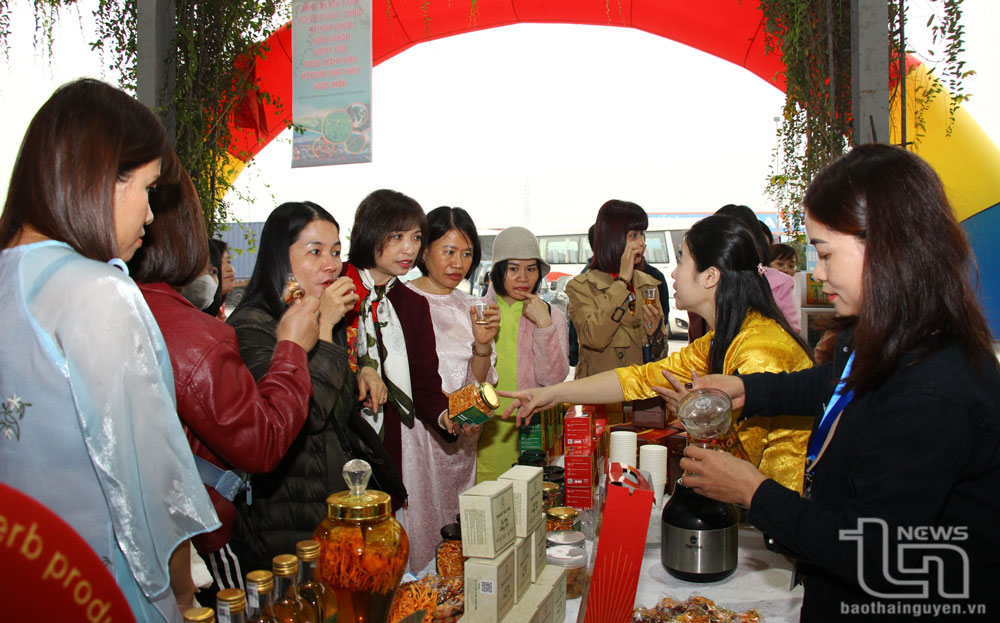 Đông đảo du khách thưởng thức, tìm hiểu về các sản phẩm OCOP của Thái Nguyên tại Ngày hội.