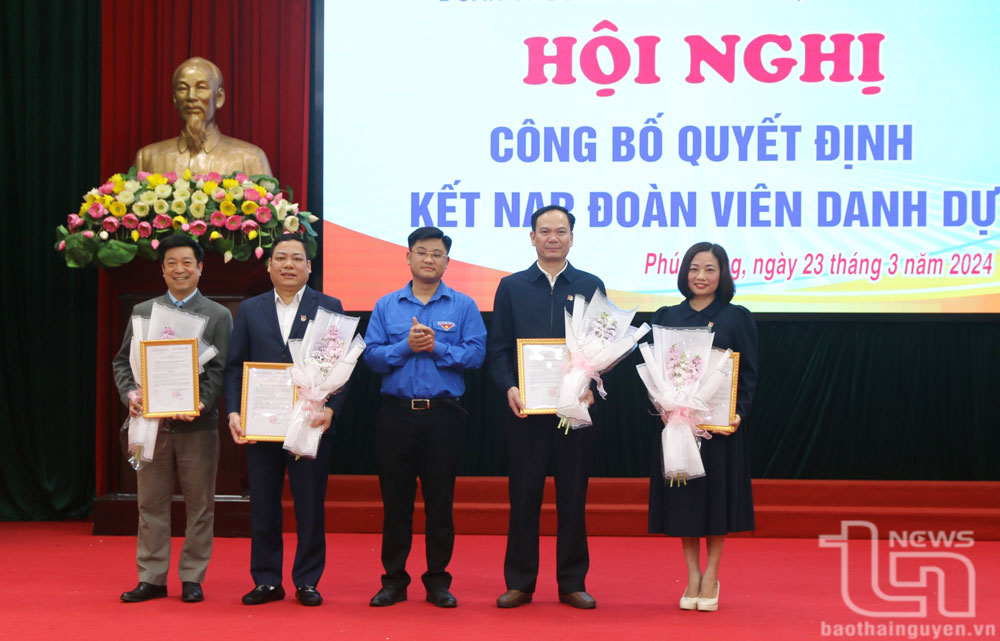 Trao Quyết định công nhận đoàn viên danh dự cho các đồng chí trong Ban Thường vụ Huyện ủy Phú Lương.